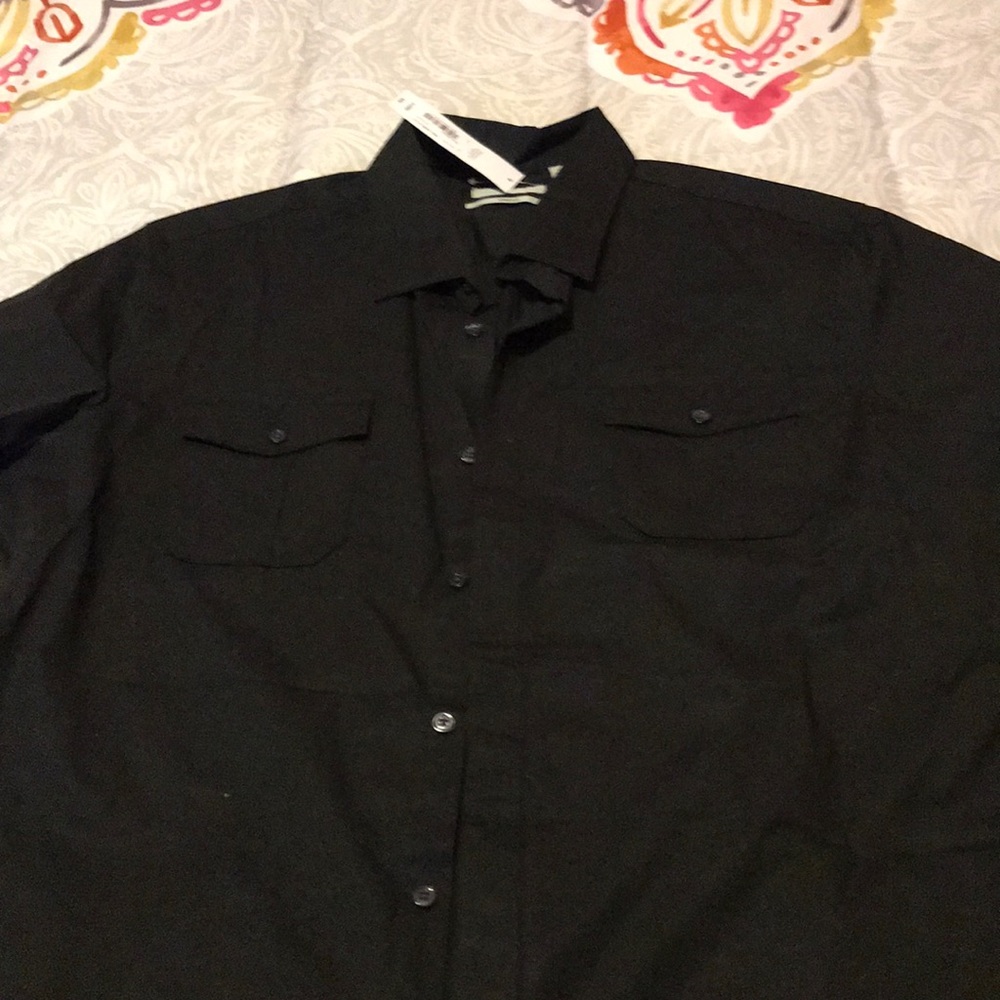 Men’s shirt sleeve button up shirt